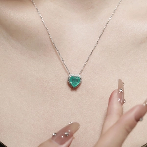 Collier élégant en argent S925 avec zircon émeraude en forme de cœur et halo de diamants
