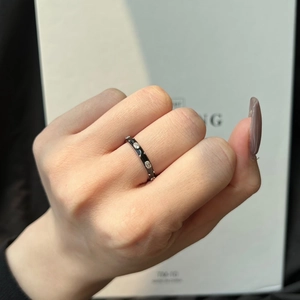 Luxurious S925 sterling silver ring with black enamel and sparkling zircon stones