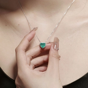 Collier en argent S925 avec pendentif cœur émeraude et entourage de zircons brillants