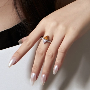 Détail macro d'une bague en argent S925 avec double zircon triangulaire portée au doigt