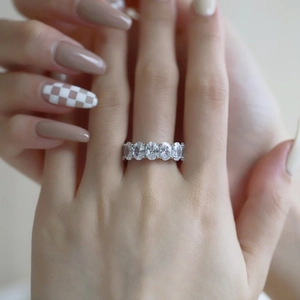Bague d'éternité élégante en argent 925 avec pierres de zircone cubique ovales