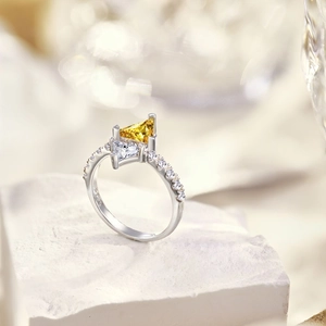 Gros plan bague en argent S925 avec zircons triangulaires jaunes et blancs et pavage