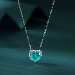 Collier en argent S925 avec pendentif cœur en zircon vert sur velours vert foncé