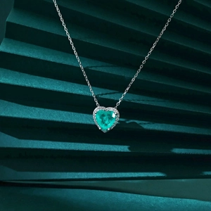 Macro de l'anneau en argent S925 avec pendentif cœur émeraude et zircons étincelants
