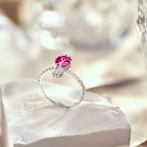 Détail macro de la bague en argent S925 avec gemme rose carrée et oxydes de zirconium