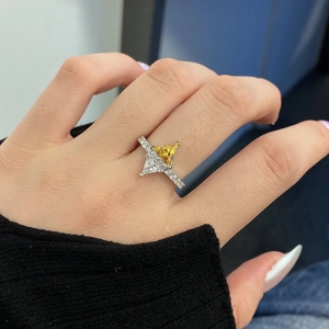 Bague en argent S925 avec zircons triangulaires jaunes et blancs et anneau pavé