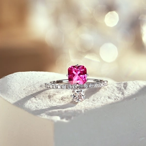 Bague en argent S925 avec une pierre rose taille princesse et des diamants d'accent