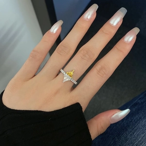 Bague en argent S925 avec zircons triangulaires jaune et blanc sur la main du modèle