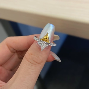 Bague en argent sterling S925 avec zircons triangulaires jaune et blanc entrelacés