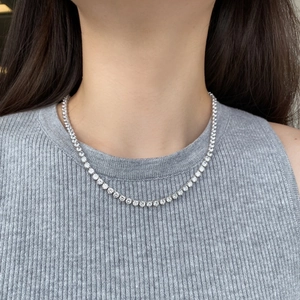 Détail du collier tennis en argent S925 avec zircons ronds de 4 mm sur le cou