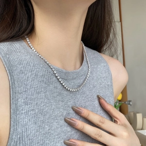 Gros plan du collier de tennis en argent S925 avec zircons 4mm sur un mannequin