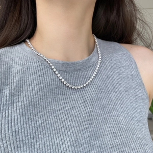 Détail d'un collier tennis en argent massif S925 avec zircons scintillants de 4 mm