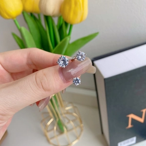 Elegante anello in argento sterling 925 con tre zirconi tondi incastonati a 4 griffe