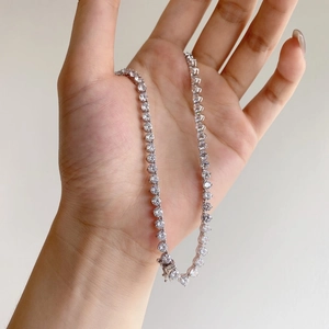 Gros plan du collier tennis 4mm en argent S925 avec zircons et fermoir de haute sécurité
