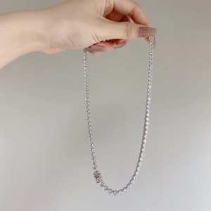 Détail du collier tennis en argent 4mm avec zircons ronds et sertissage classique à quatre griffes