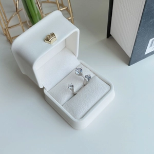 Anello regolabile in argento S925 con tre pietre in una scatola regalo bianca elegante