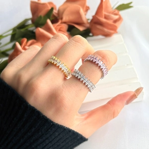 Gros plan de bagues éternité marquise en argent S925 avec accents or et roses