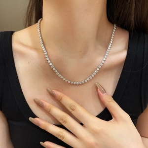 Collier tennis classique en argent 925 avec zircons 4mm porté par un mannequin