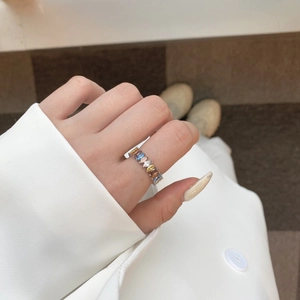 Détail d'une bague en argent S925 sertie de zircons multicolores de taille marquise