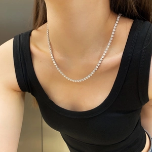 Collier tennis classique en argent 925 de 4 mm avec oxydes de zirconium sur mannequin