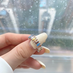 Détail bague en argent S925 avec zircons colorés taille marquise et serti pavé arc-en-ciel