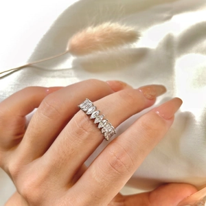 Gros plan d'une bague en argent S925 avec pierres marquise portée au doigt