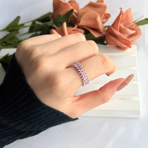 Gros plan d'une bague en argent S925 avec zircons roses marquise sur une main de mannequin