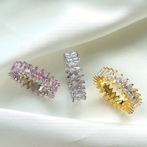 Détail de bagues en argent S925 serties de zircons marquise roses et blancs étincelants
