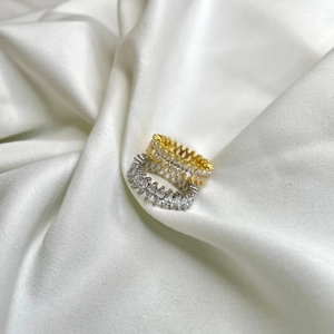 Gros plan de bagues éternité en argent 925 doré et argenté avec zircons taille marquise