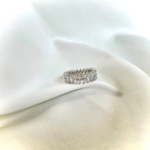 Détail de zircons taille marquise sertis sur une alliance éternité en argent sterling