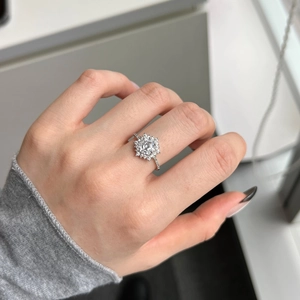Bague élégante en argent 925 avec zircon hexagonal et halo de pierres au doigt