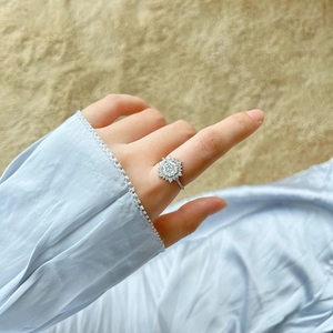Détail d'une bague flocon de neige en argent S925 avec zircons scintillants portée au doigt