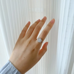 Détail de la bague en argent S925 avec zircon hexagonal au design de flocon de neige