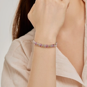 Nahaufnahme des S925 Sterlingsilber-Armbands mit rosa-violetten Zirkonia-Farbverlauf