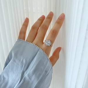 Détail d'une bague en argent S925 avec zircon scintillant à coupe hexagonale