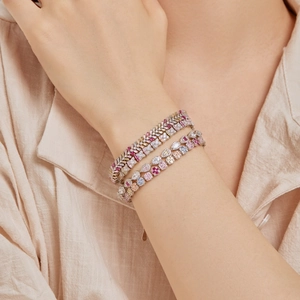 Gedetailleerde close-up van de S925 zilveren armband met gekleurde zirkoon op de pols