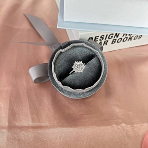 Bague tournesol élégante en argent 925 avec zircon brillant dans un écrin en velours