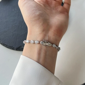 Détail d'un bracelet en argent S925 avec zirconiums en poire et fermoir de sécurité double