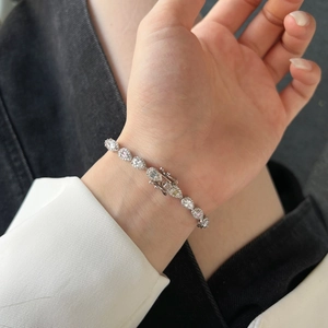 Élégant bracelet en argent S925 avec zircons en forme de goutte sur le poignet