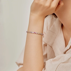Bracelet tennis en argent S925 avec pierres de zircon colorées sur poignet de femme