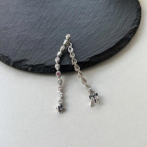 Détail d'un bracelet en argent S925 avec zircons roses et rouges taillés en poire et fermoir