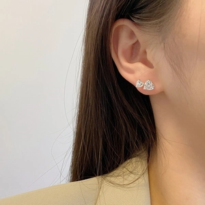 Elegant S925 sterling silver heart-shaped stud earrings with sparkling cubic zirconia