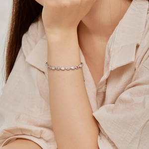 Détail du bracelet en argent S925 avec zircons goutte d'eau et pierres roses