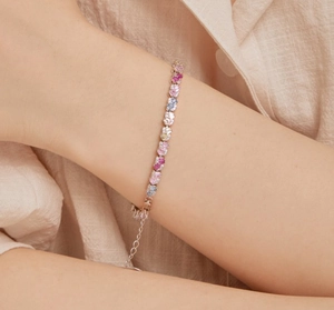 Bracelet tennis en argent S925 avec zircons carrés multicolores porté par un mannequin