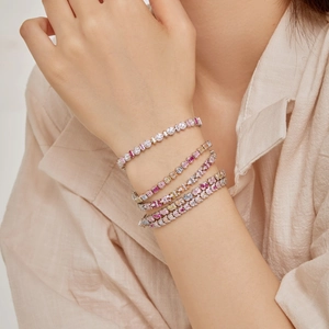 Détail de bracelets en argent S925 avec zircons colorés portés au poignet