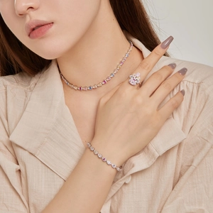 Détail de parure bijoux en argent S925 avec zircons colorés en forme de goutte d'eau