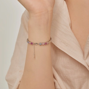 Gros plan d'un bracelet en argent S925 avec zircons colorés porté au poignet d'un mannequin