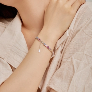Gros plan d'un bracelet en argent S925 avec zircons colorés sur un poignet féminin