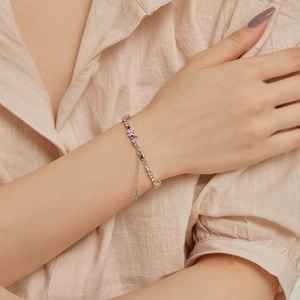 Détail d'un bracelet en argent S925 avec motif papillon et zircons multicolores