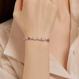 Bracelet papillon en argent S925 avec zircons colorés porté sur le poignet